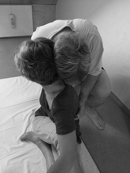 Mann und Frau machen Yoga