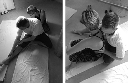 intimer Moment – Paar bei Yogaübung