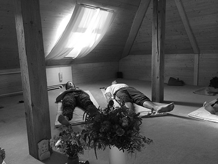 Entspannung in gemütlichem Yogaraum