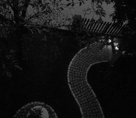 Gartenweg im Dunkeln mit Kerzenlicht