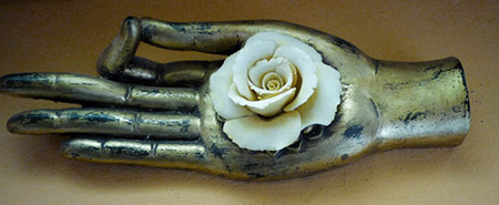 Skulptur Hand mit Rose