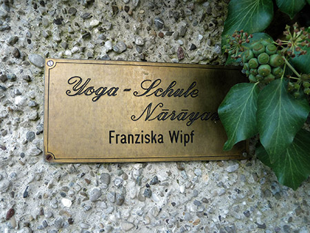 Türschild Yogaschule Narayana Franziska Wipf